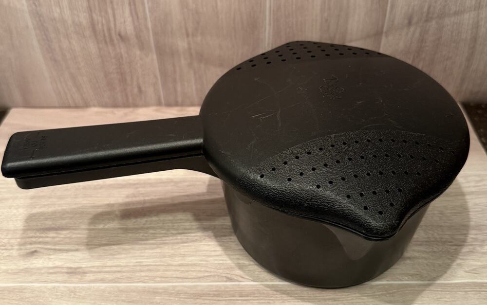 Pampered Chef Micro Cooker Microwave Steamer Strainer 2776 Black 4 Cup 1 Qt Nice